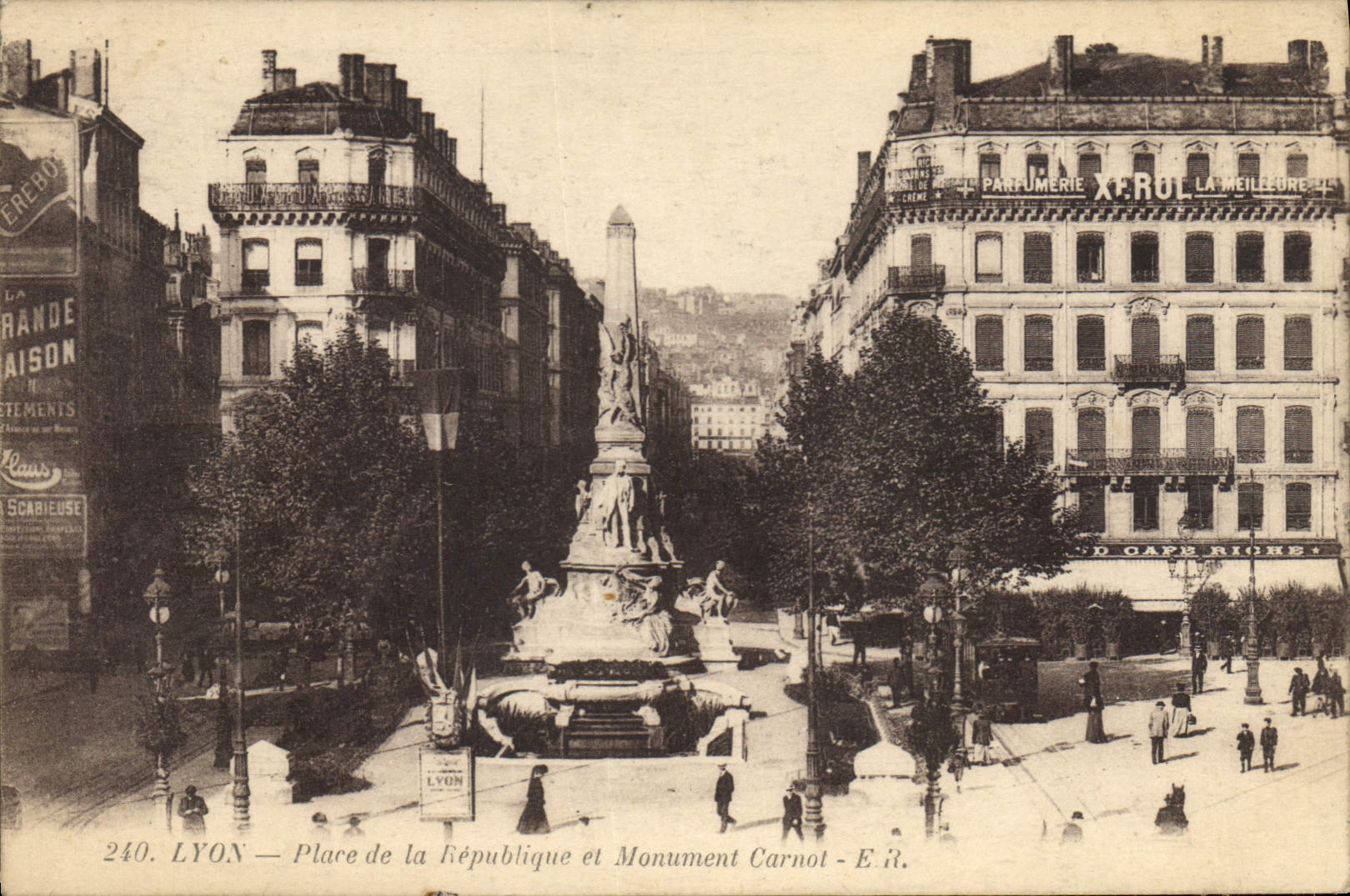CPA Lyon Place de la Republique et Monument Carnot 