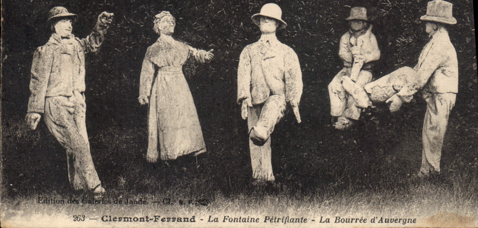 CPA Clermont Ferrand La Fontaine Petrifiante La Bourree d'Auvergne