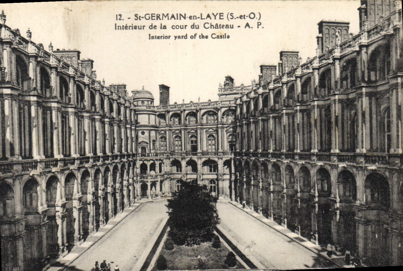CPA St Germain en Laye S et O Interieur de la Cour du Chateau