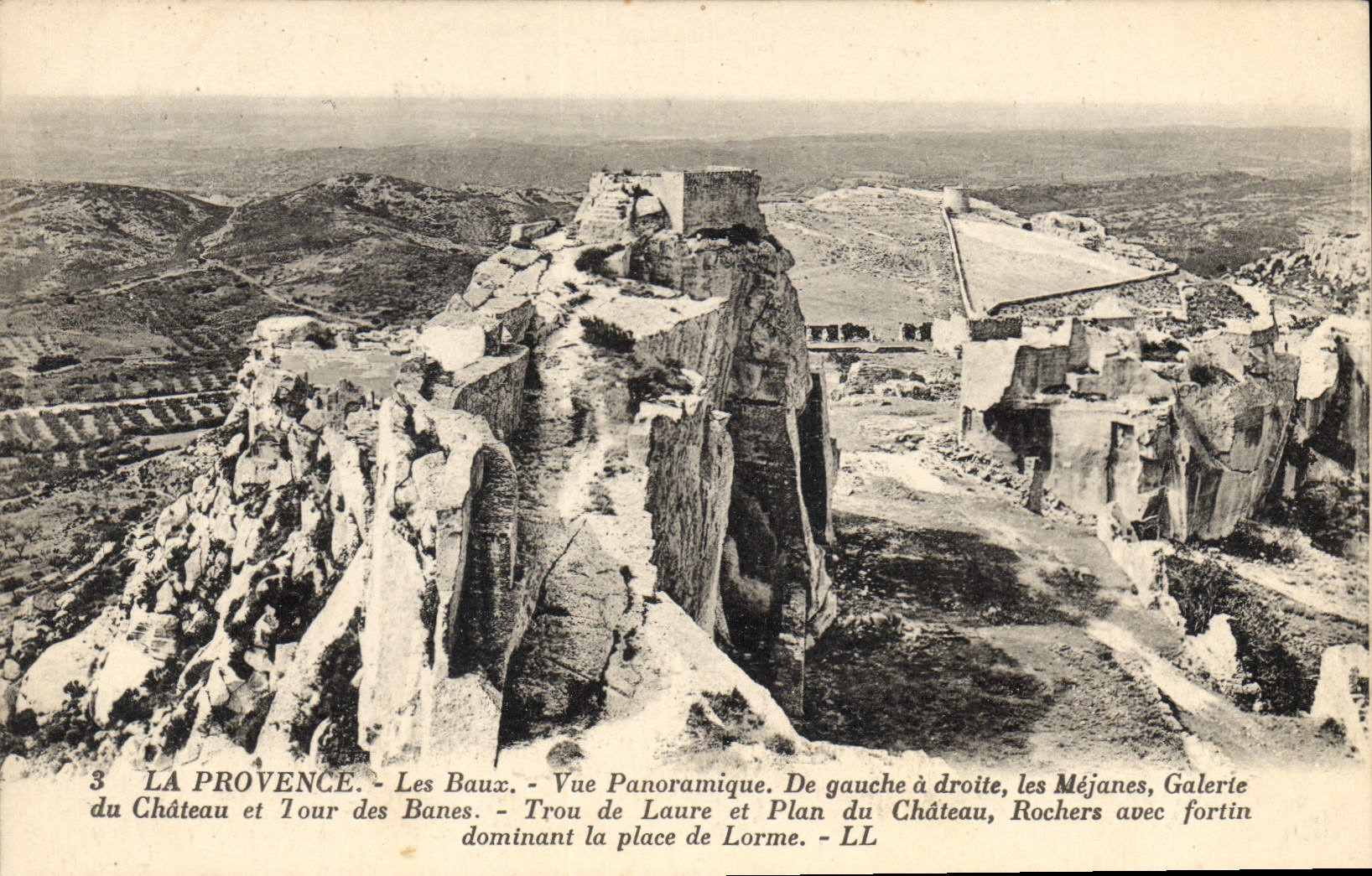 CPA La Provence Les Baux Vue panoramique De gauche a droite les Mejanes Galerie du Chateau et Tour d