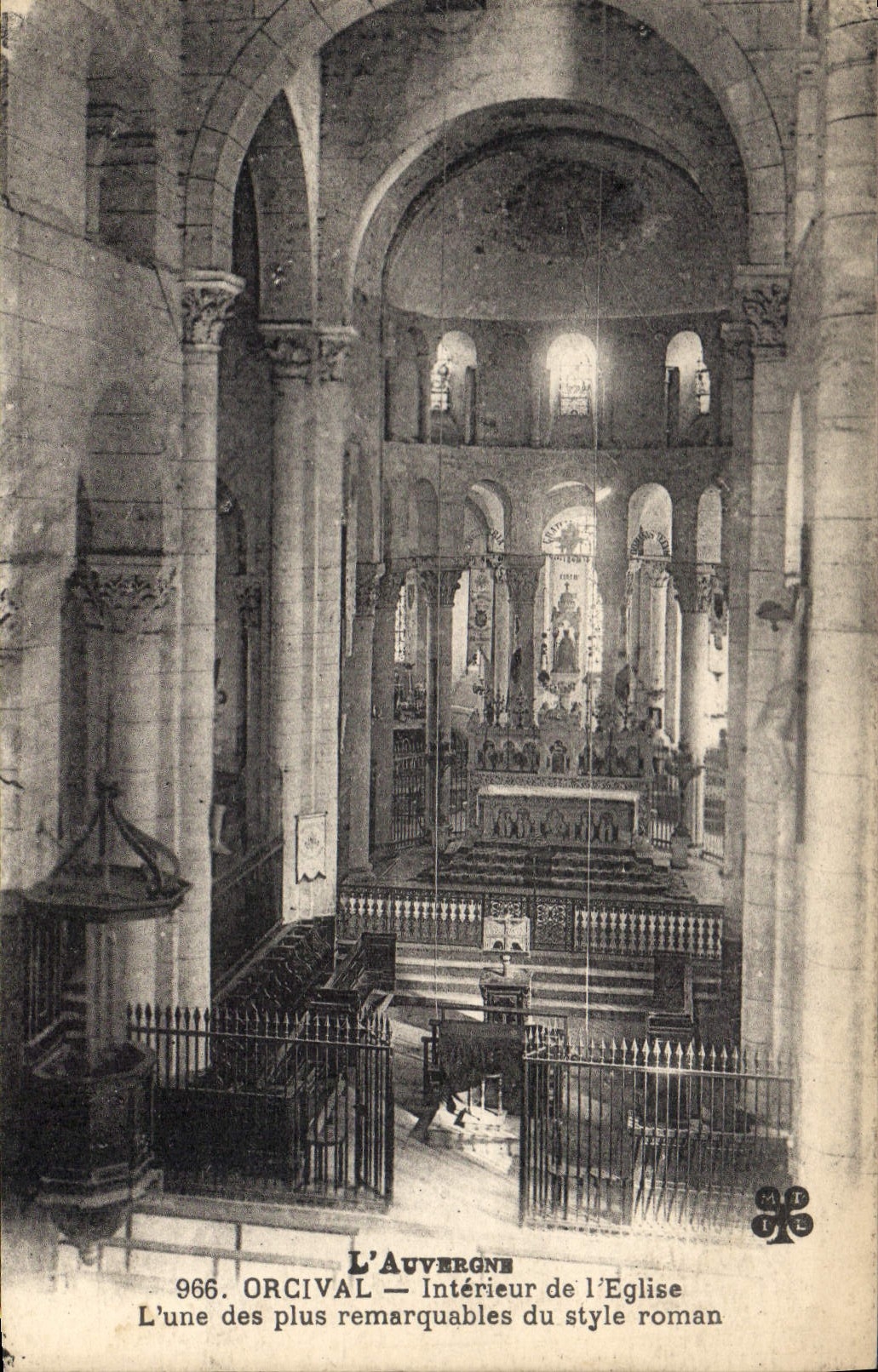 CPA L'Auvergne Orcival Interieur de l'Eglise L'une des plus remarquables du style roman 