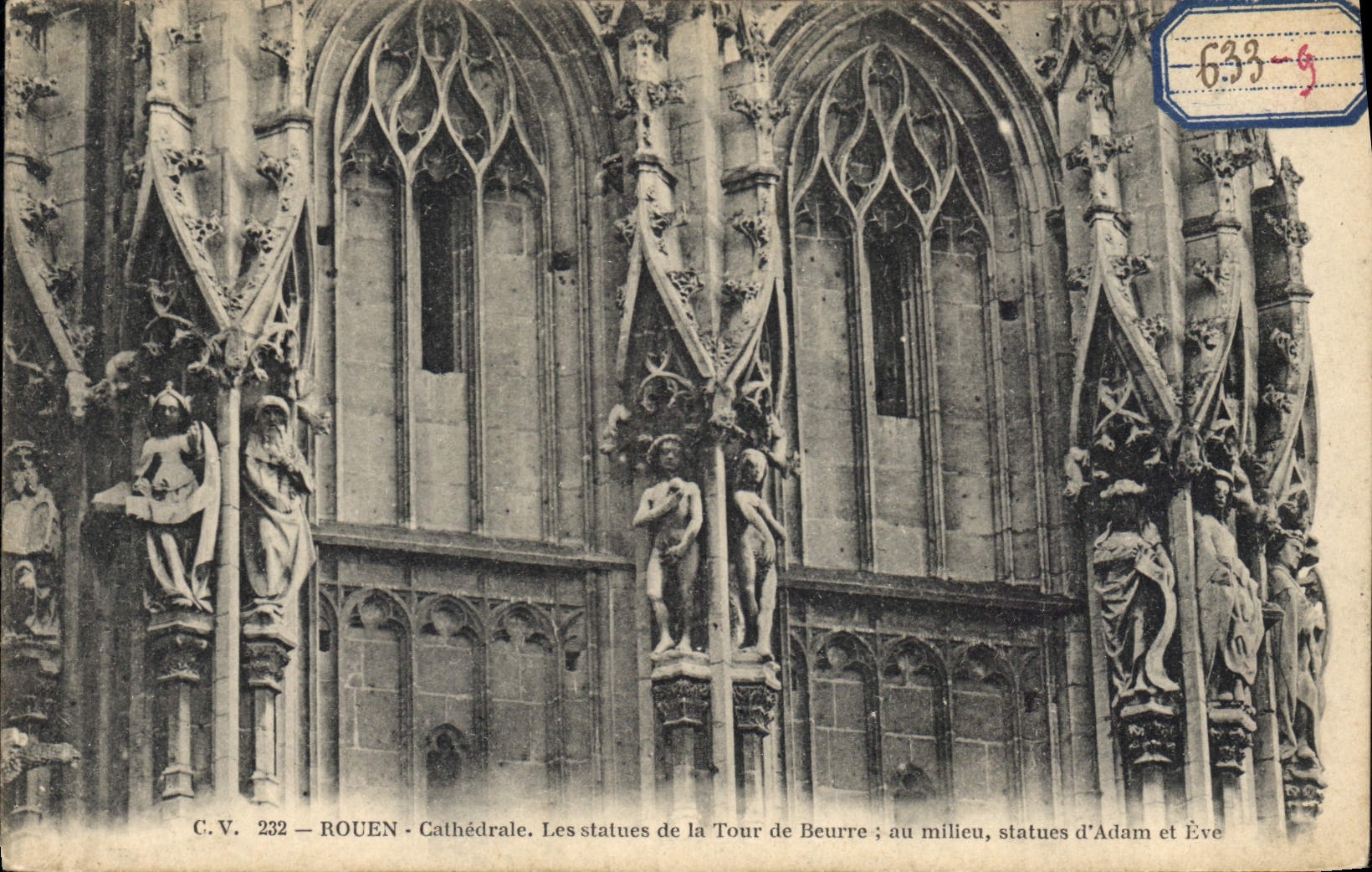 CPA Rouen Cathedrale Les statues de la Tour de Beurre au milieu statues d'Adam et eve 