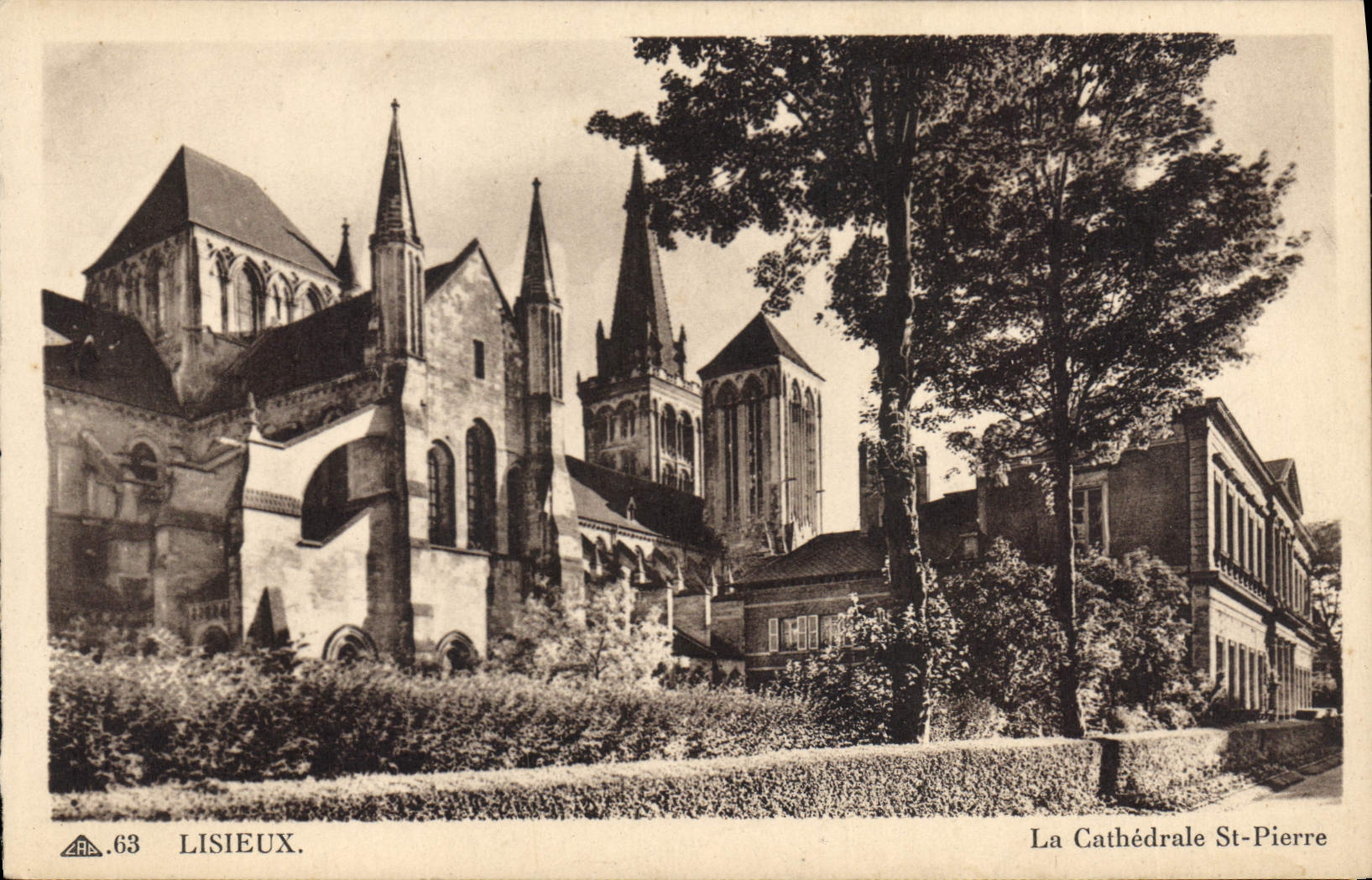 CPA Lisieux La Cathedrale St Pierre 