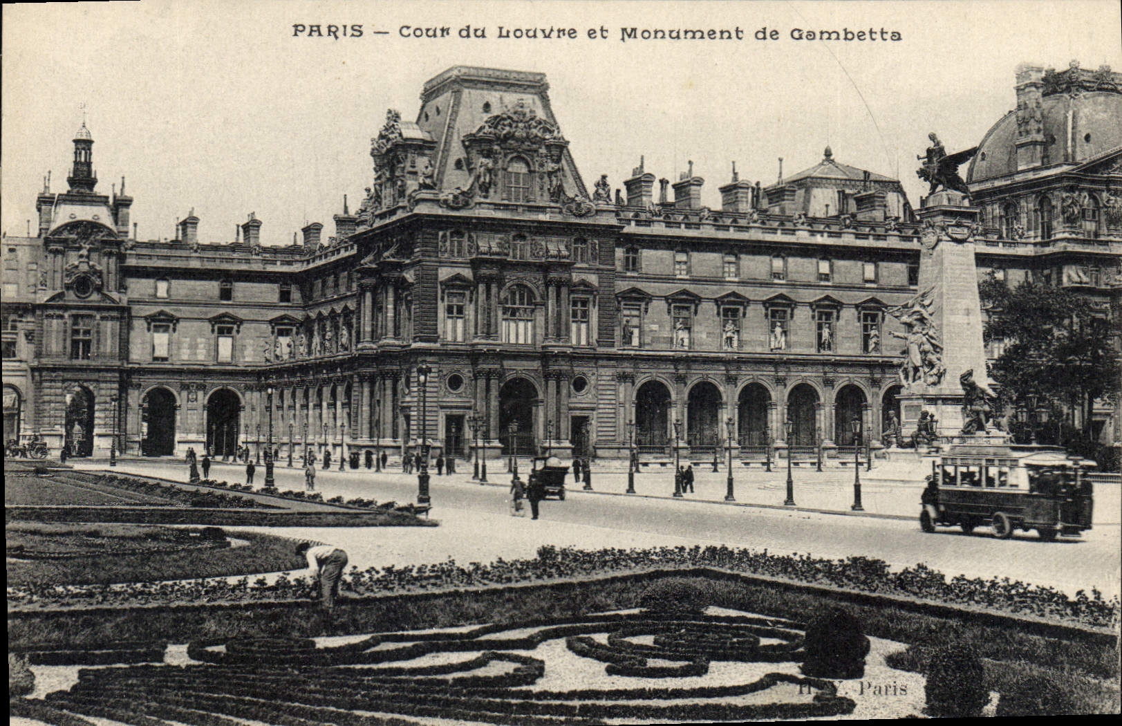 CPA Paris Cour du Louvre et Monument de Gambetta