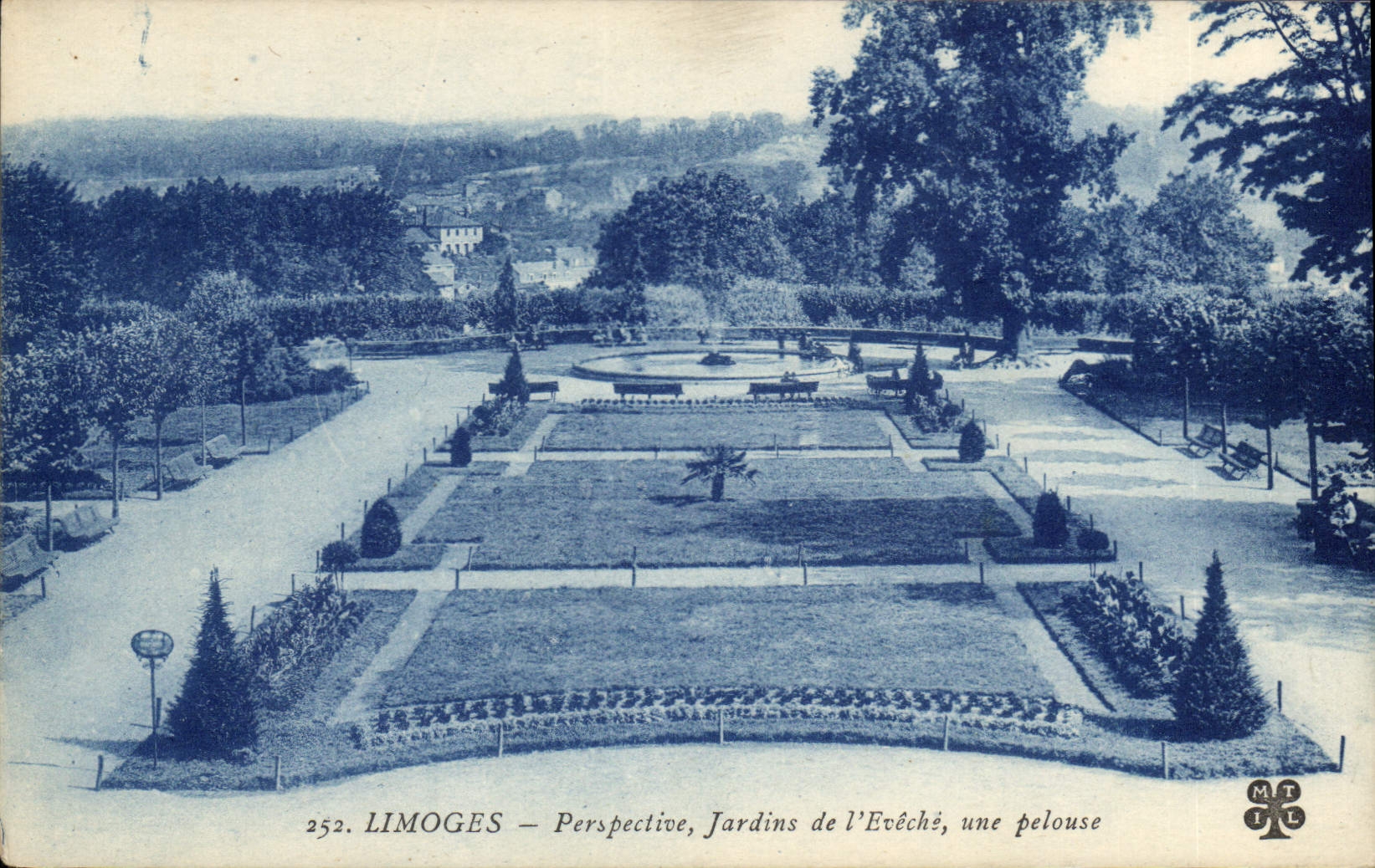 CPA Limoges Perspectives Jardins de l'Eveche une pelouse