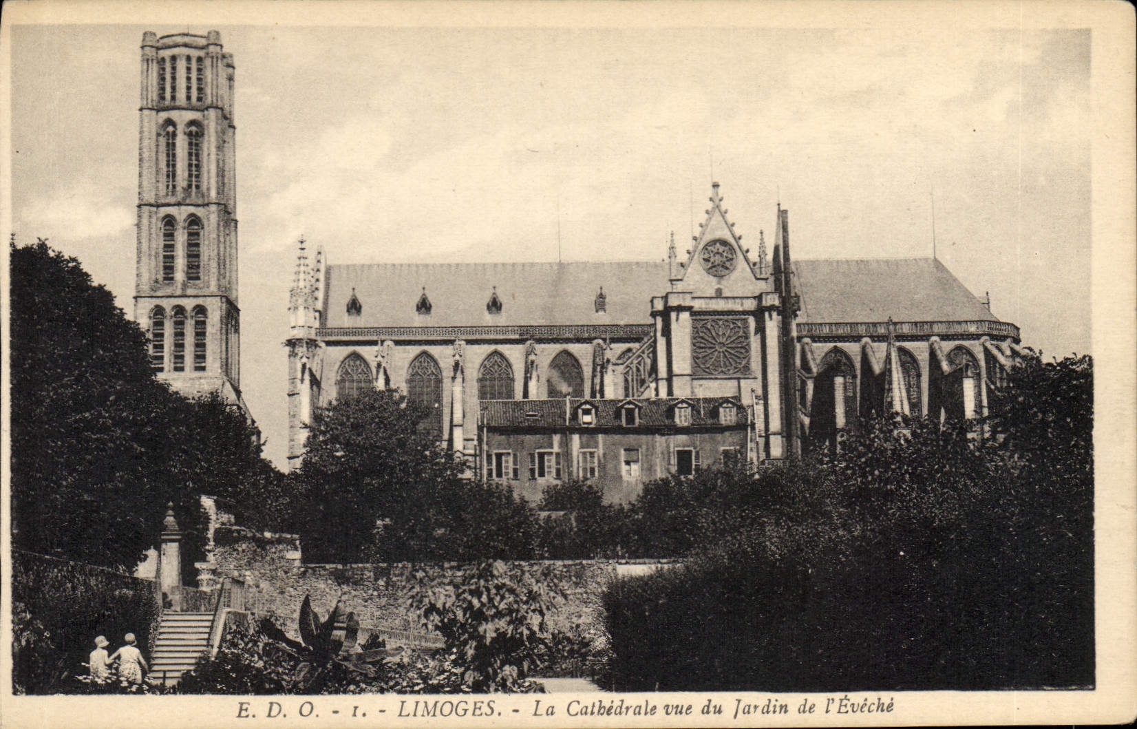 CPA Limoges La Cathedrale vue du Jardin de l'Eveche