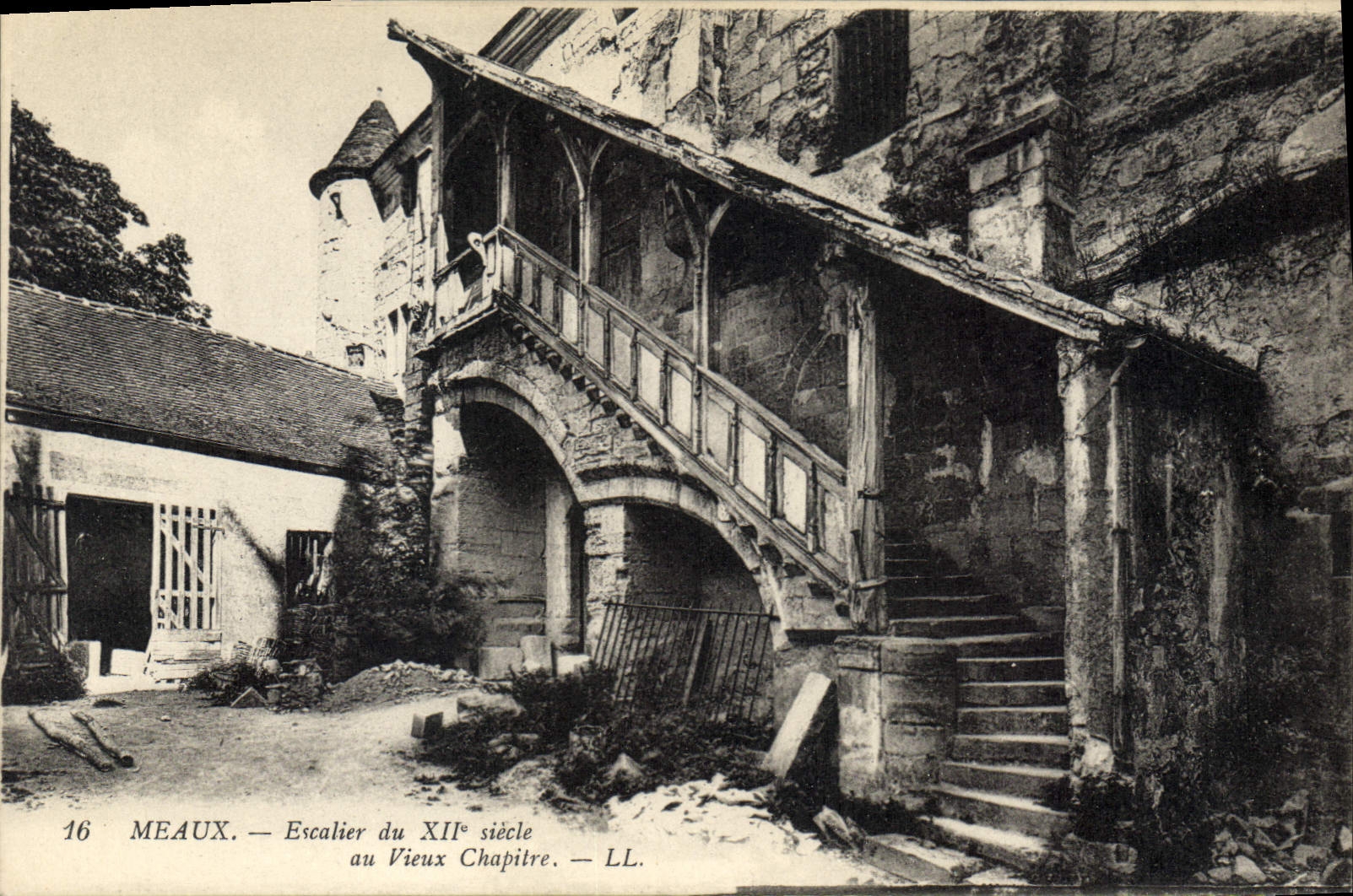 CPA Meaux Escalier du XIIe siecle au Vieux Chapitre