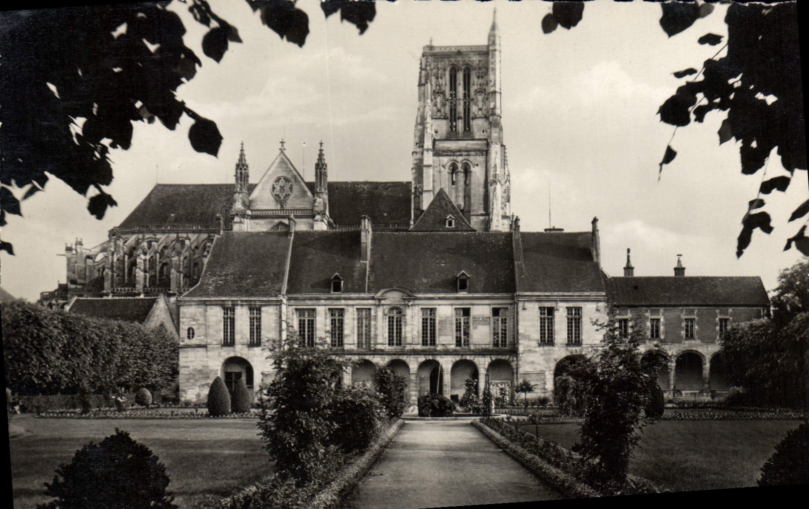 CPA Meaux Le Musee et la Cathedrale vus du Jardin Bossuel