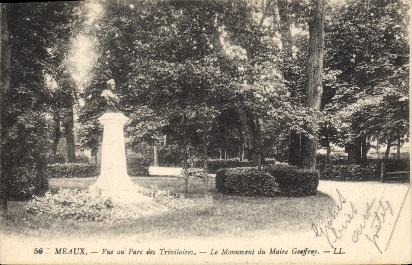 CPA Meaux Vue au Parc des Trinitaires Le Monument du Maire Geoffroy