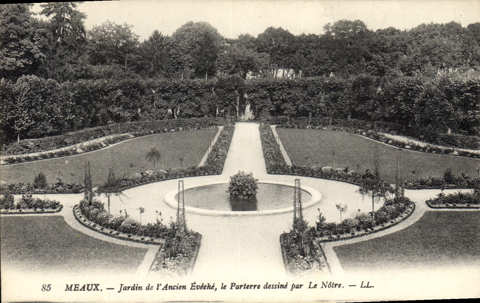 CPA Meaux Jardin de l'Ancien Eveche le Parterre dessine par le Notre
