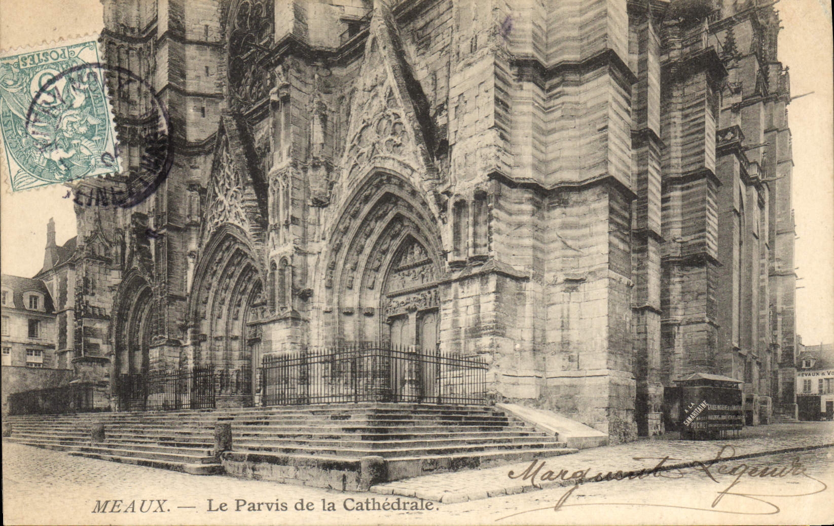 CPA Meaux Le Parvis de la Cathedrale