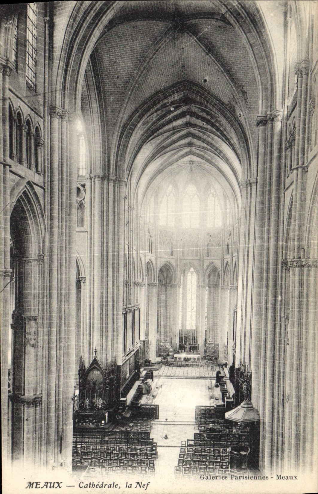 CPA Meaux Cathedrale la Nef