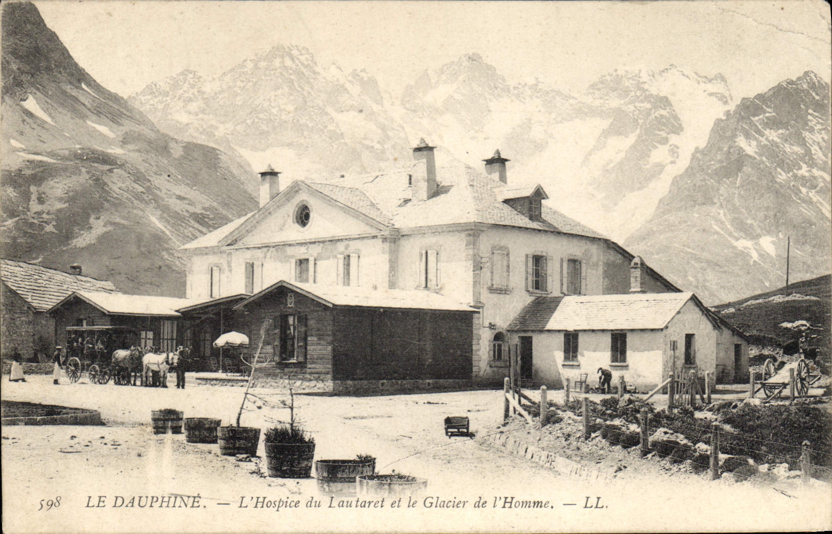 CPA Le Dauphine l'Hospice du Lautaret et le Glacier de l'Homme