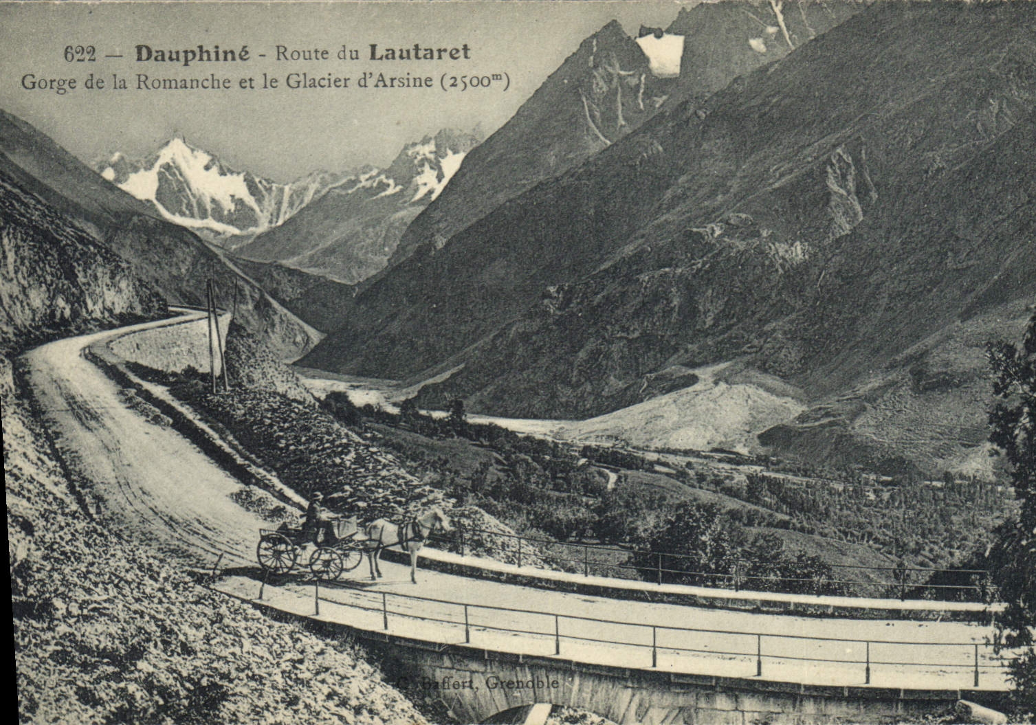 CPA Le Dauphine Route du Lautaret Gorge de la Romanche et le Glacier d'Arsine (2500 m)