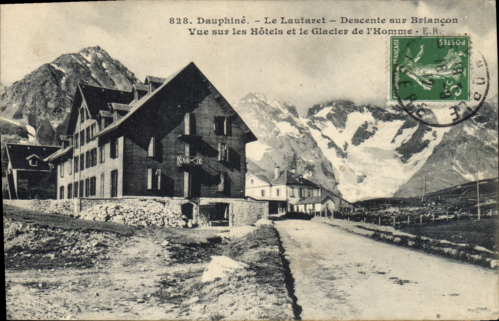 CPA Le Dauphine Le Lautaret Descente sur Briancon Vue sur les Hotels et le Gslacier de l'Homme