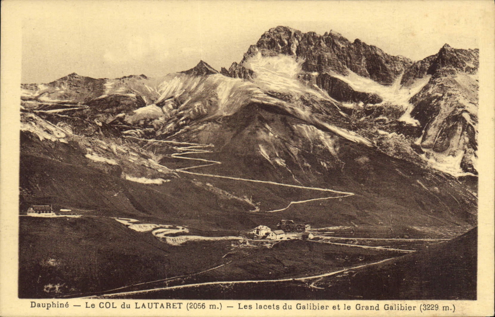 CPA Dauphine Le Col du Lautaret (2056 m) les Lacets du Galibier et le Grand Galibier (3229 m)