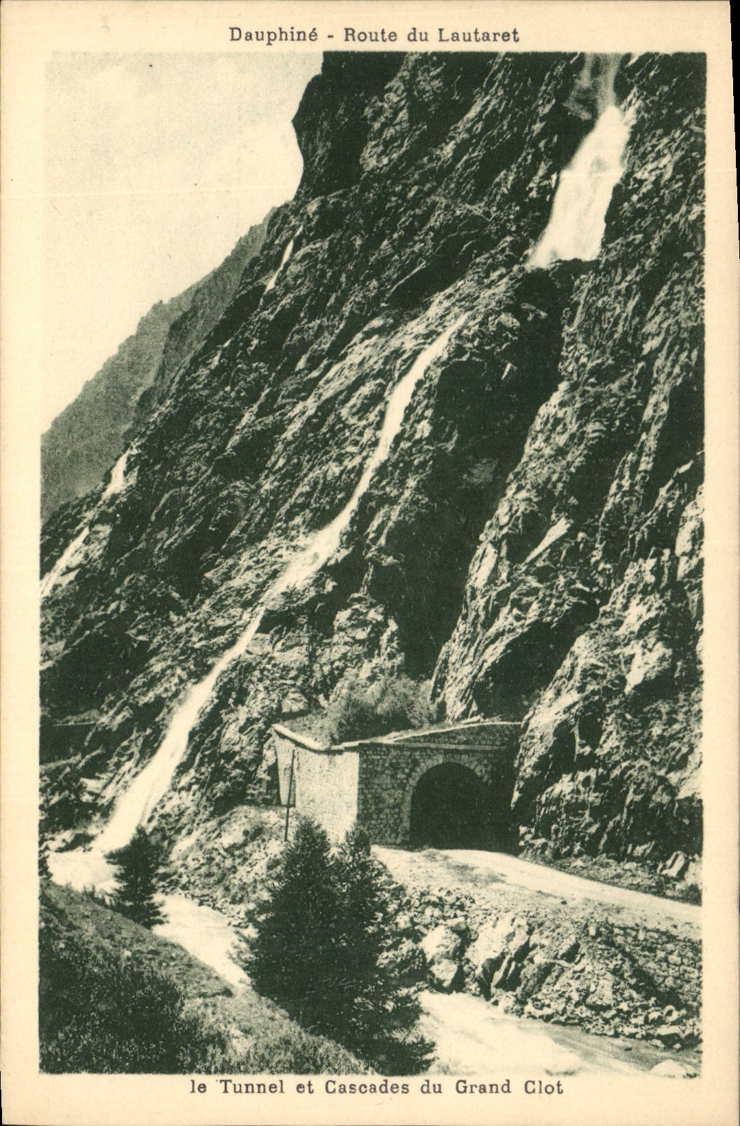 CPA Dauphine Route du Lautaret Le Tunnel et Cascade du Grand Clot