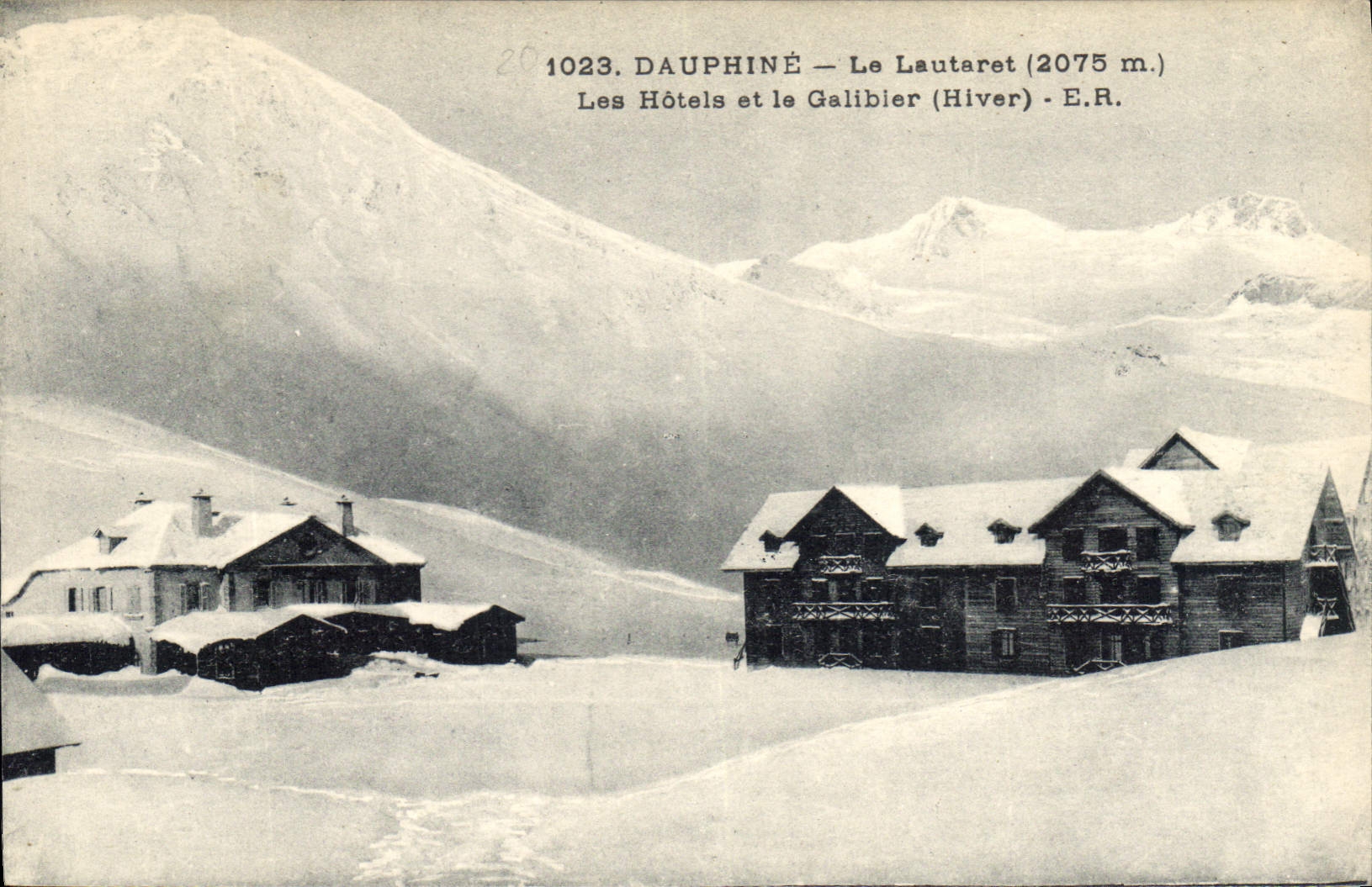 CPA Dauphine Le Lautaret (2075 m) les Hotels et le Galibier (Hiver)
