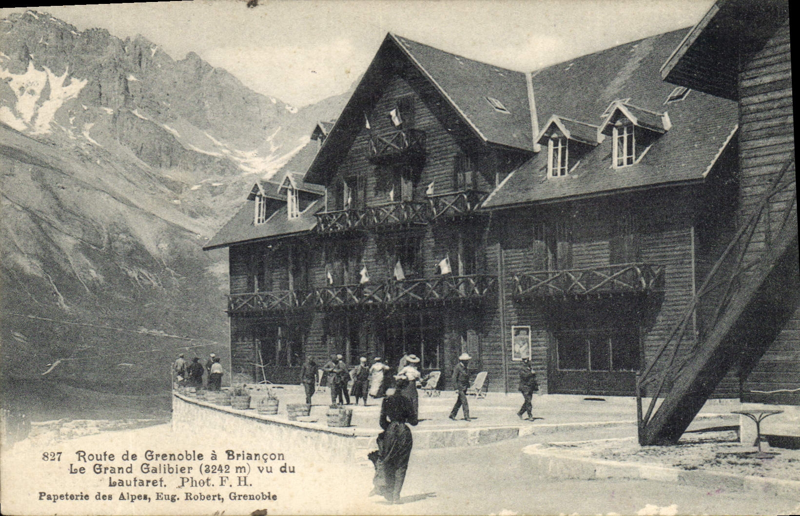 CPA Route de Grenoble a Briancon le Grand Galibier (3242 m) vu du Lautaret