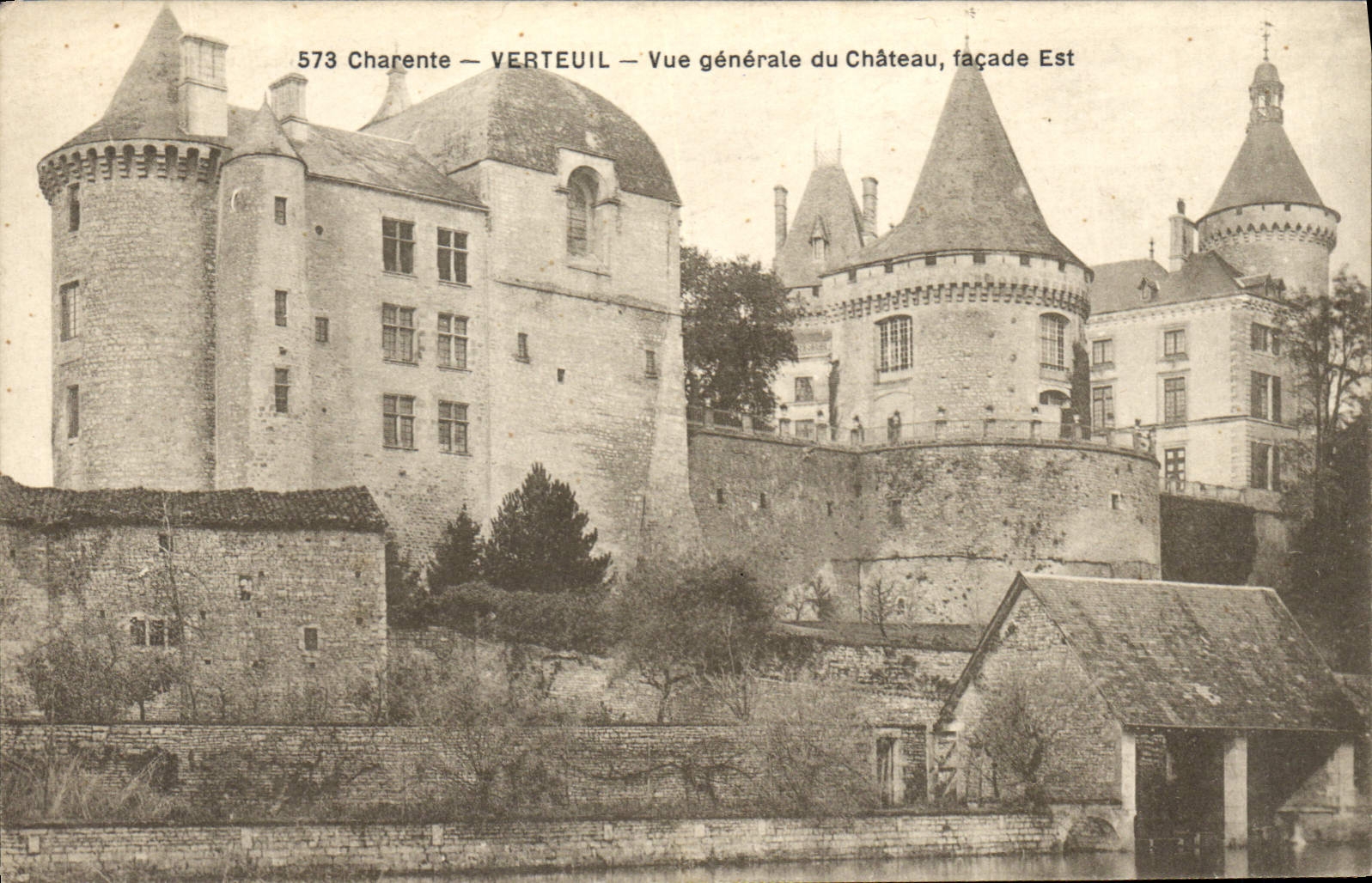CPA Charente Verteuil Vue generale du Chateau Facade Est