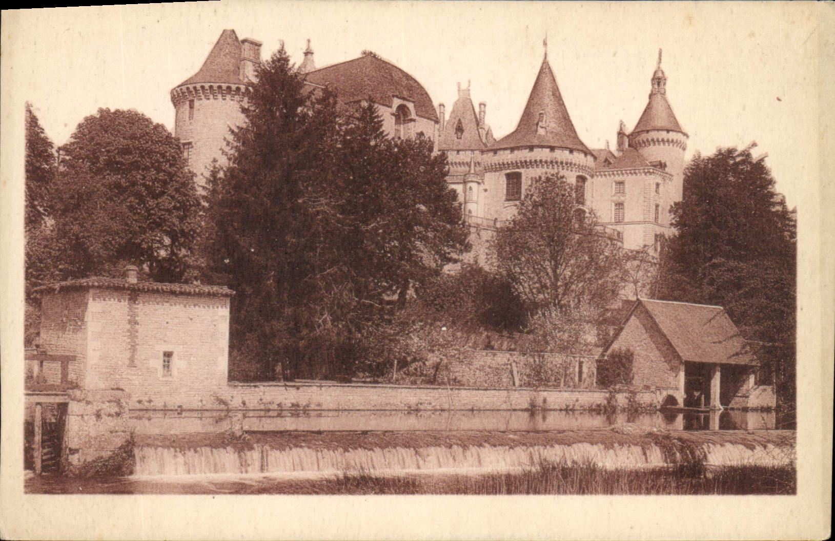 CPA La Charente Pittoresque Verteuil Le Chateau et les Bords de la Charente