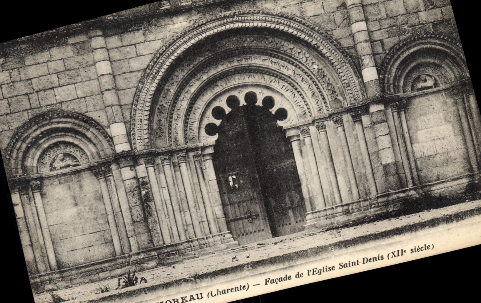 CPA Montmoreau (Charente) Facade de l'Eglise Saint Denis (XIIe s)