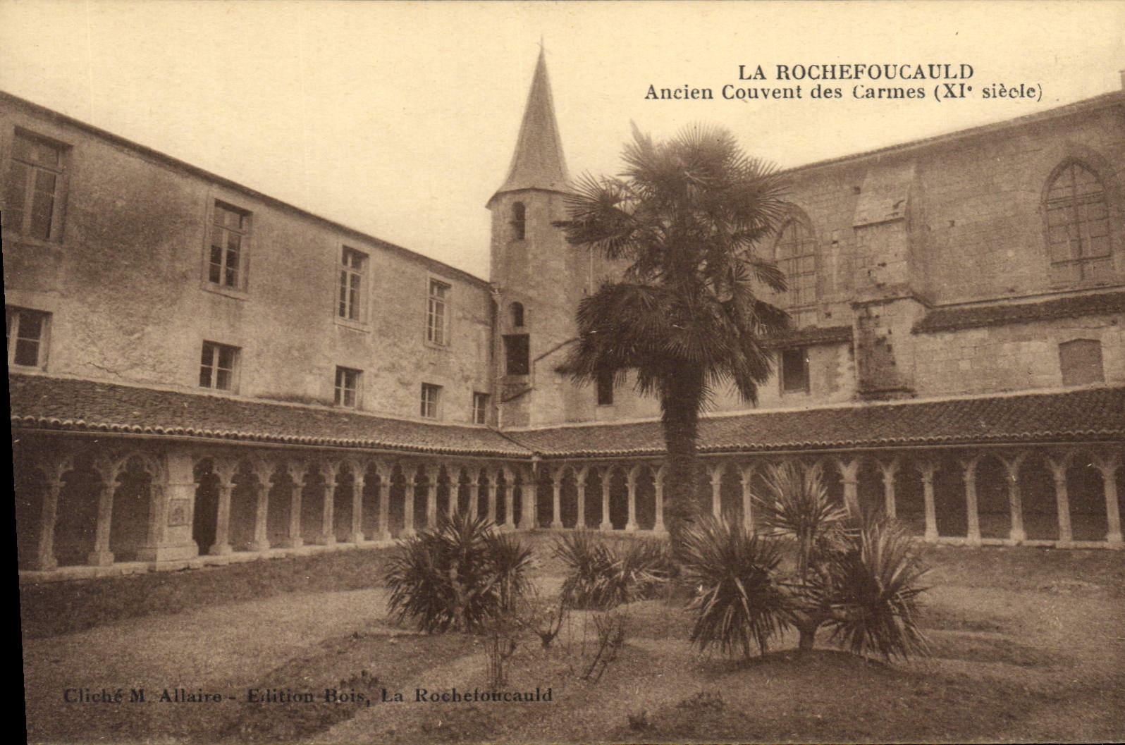CPA La Rochefoucauld Ancien Couvent des Carmes (XIe s)