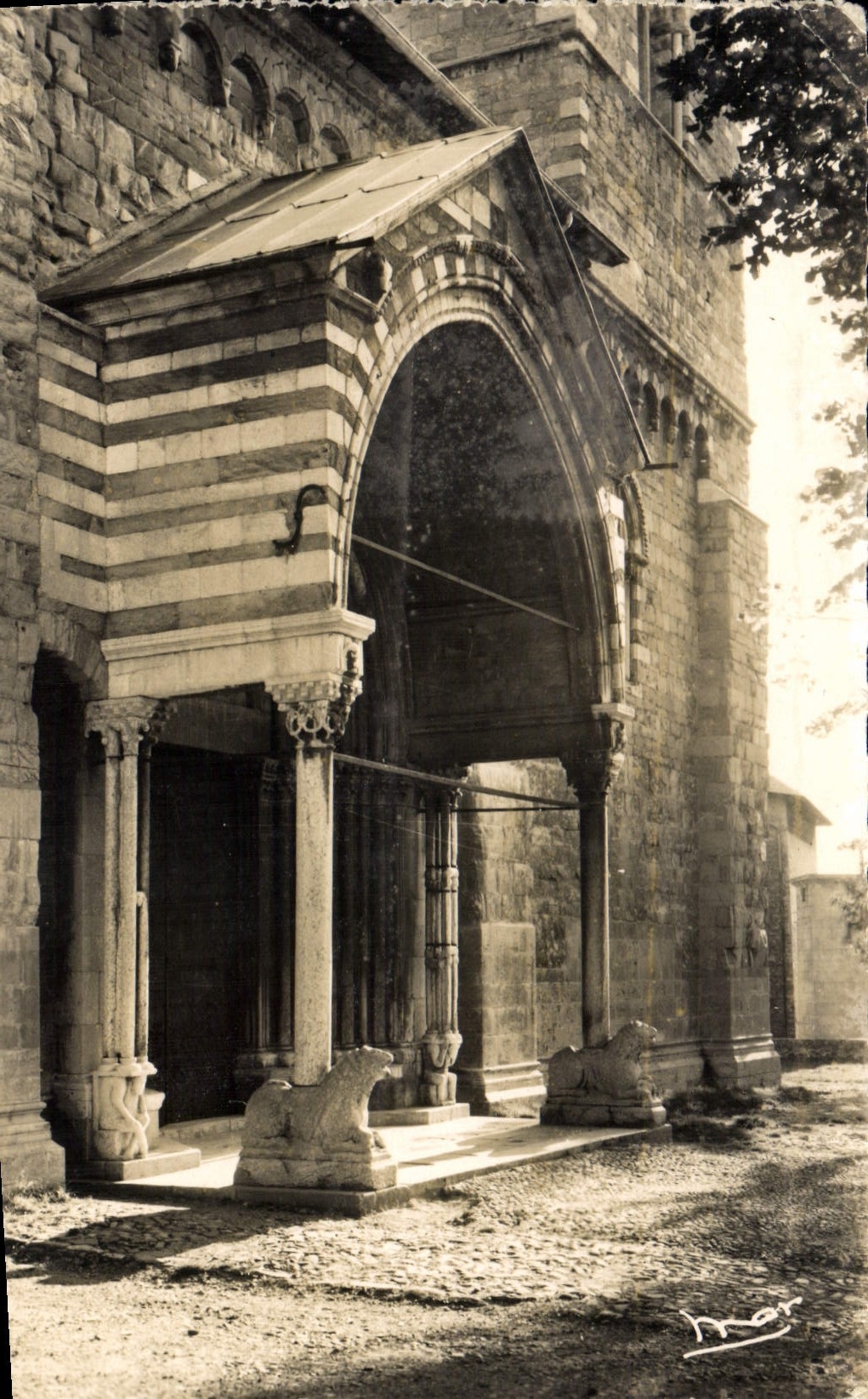 CPA Embrun ( H A) Le Porche de la Cathedrale