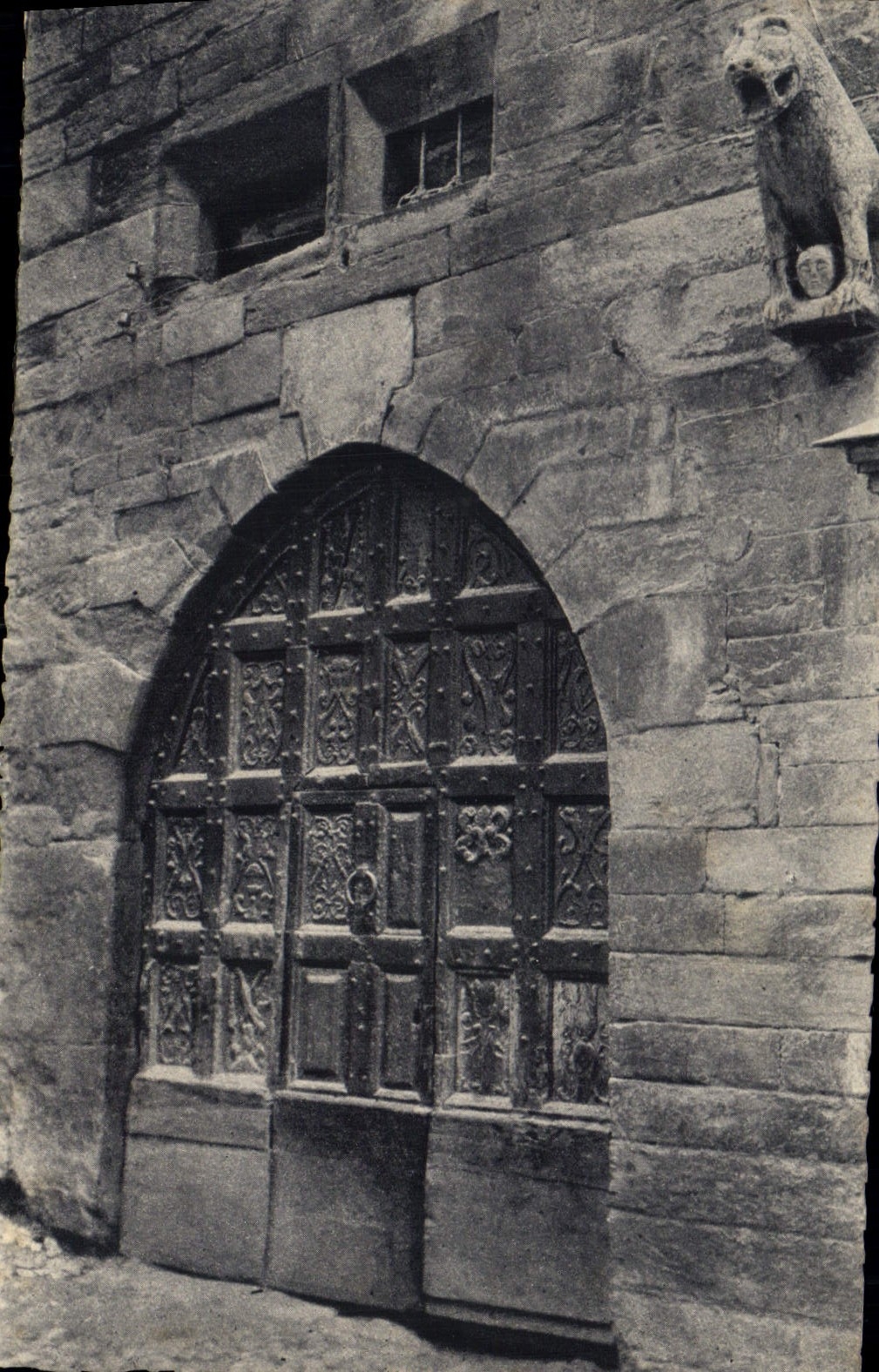 CPA Embrun ( H A) Ancien Hotel des Gouverneurs (XIVe s) Porte ogival
