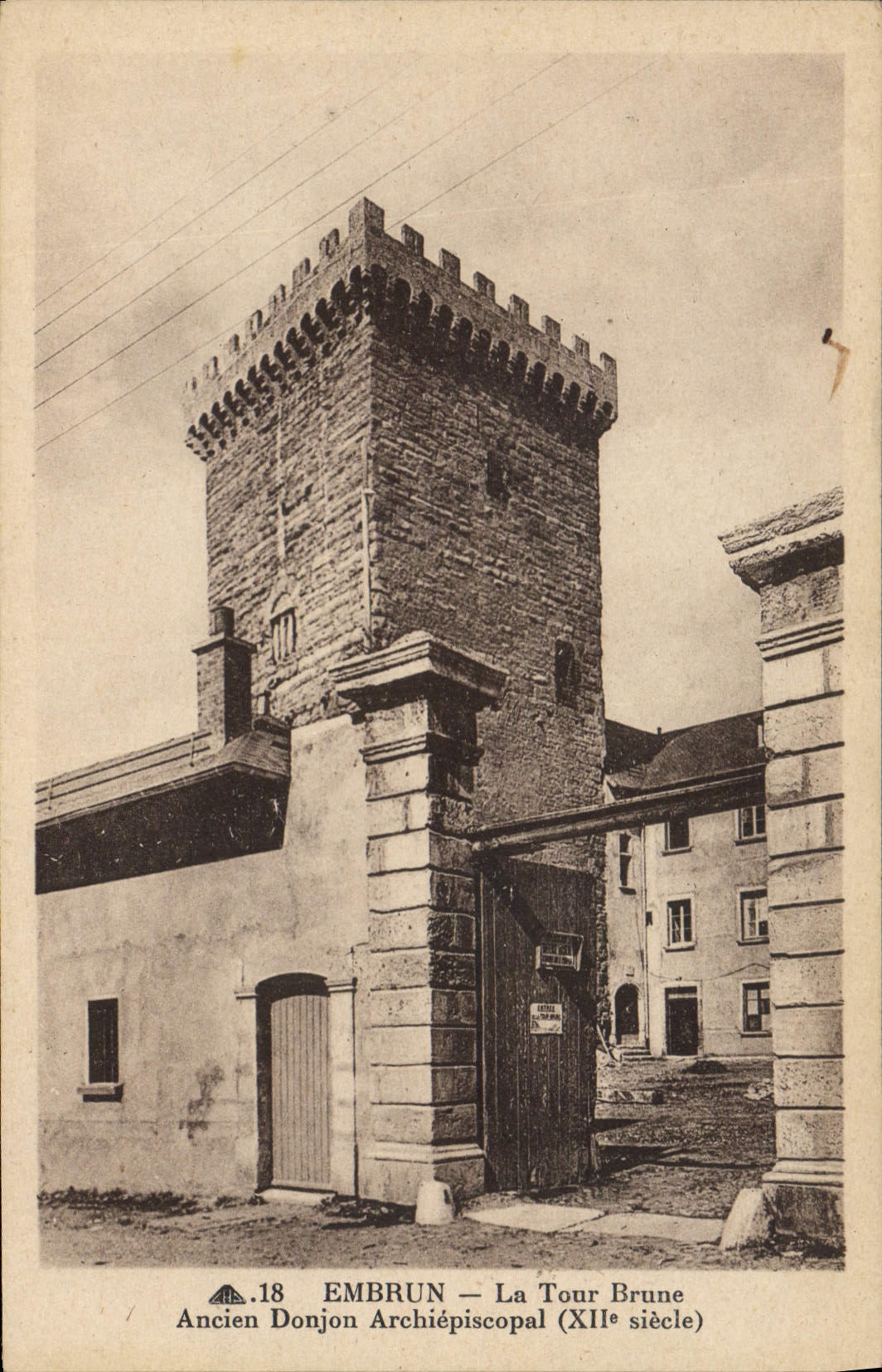 CPA Embrun ( H A) La Tour Brune Ancien Donjon Archiepiscopal (XIIe s)