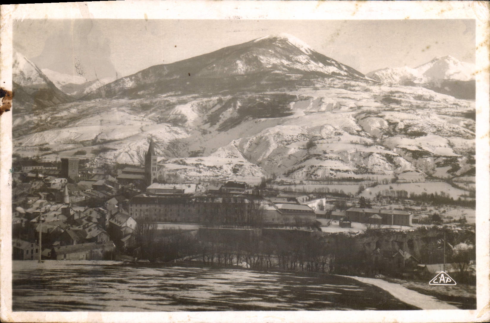 CPA Embrun (Alt 875 m) Vue generale sous la neige au fond pic du Moale et Chaine des Orres