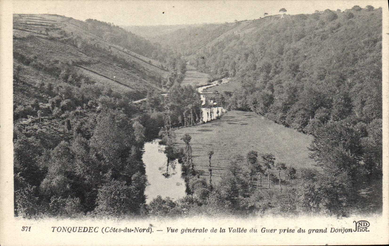 CPA Tonquedec (C du N) Chateau Vue generale de la Vallee du Guer prise du grand Donjon