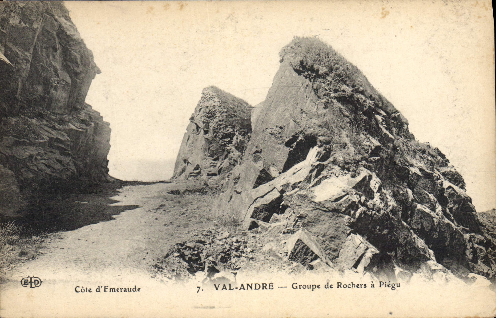 CPA La Val Andre Groupe de Rocher a Plegu