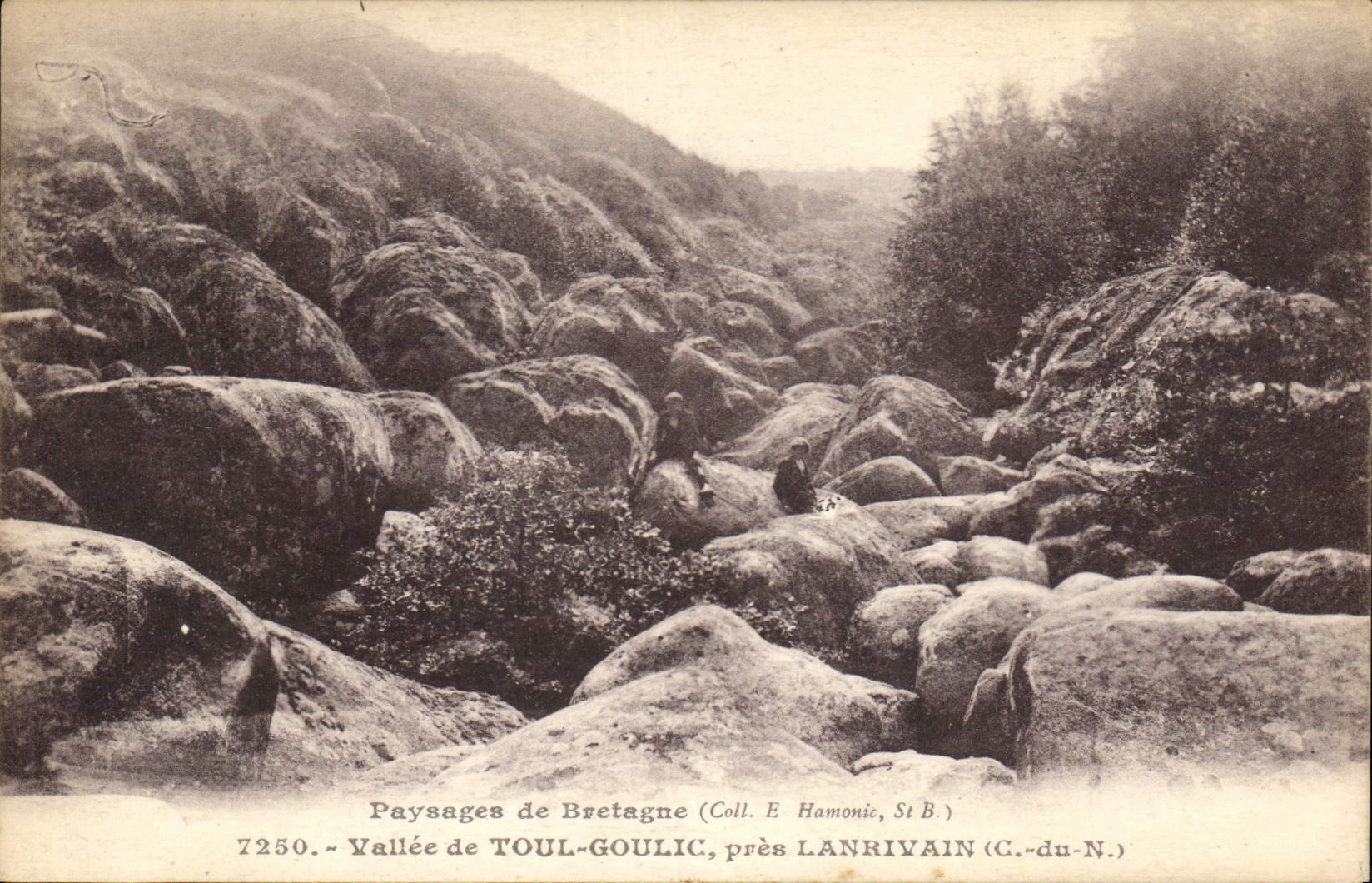 CPA Paysage de Bretagne Vallee de Toul Goulic pres Lanrivain (C du N)