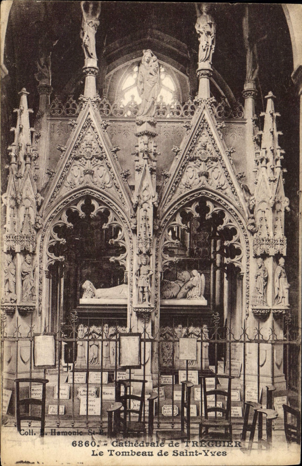 CPA Treguier Cathedrale Le Tombeau de Saint Uves