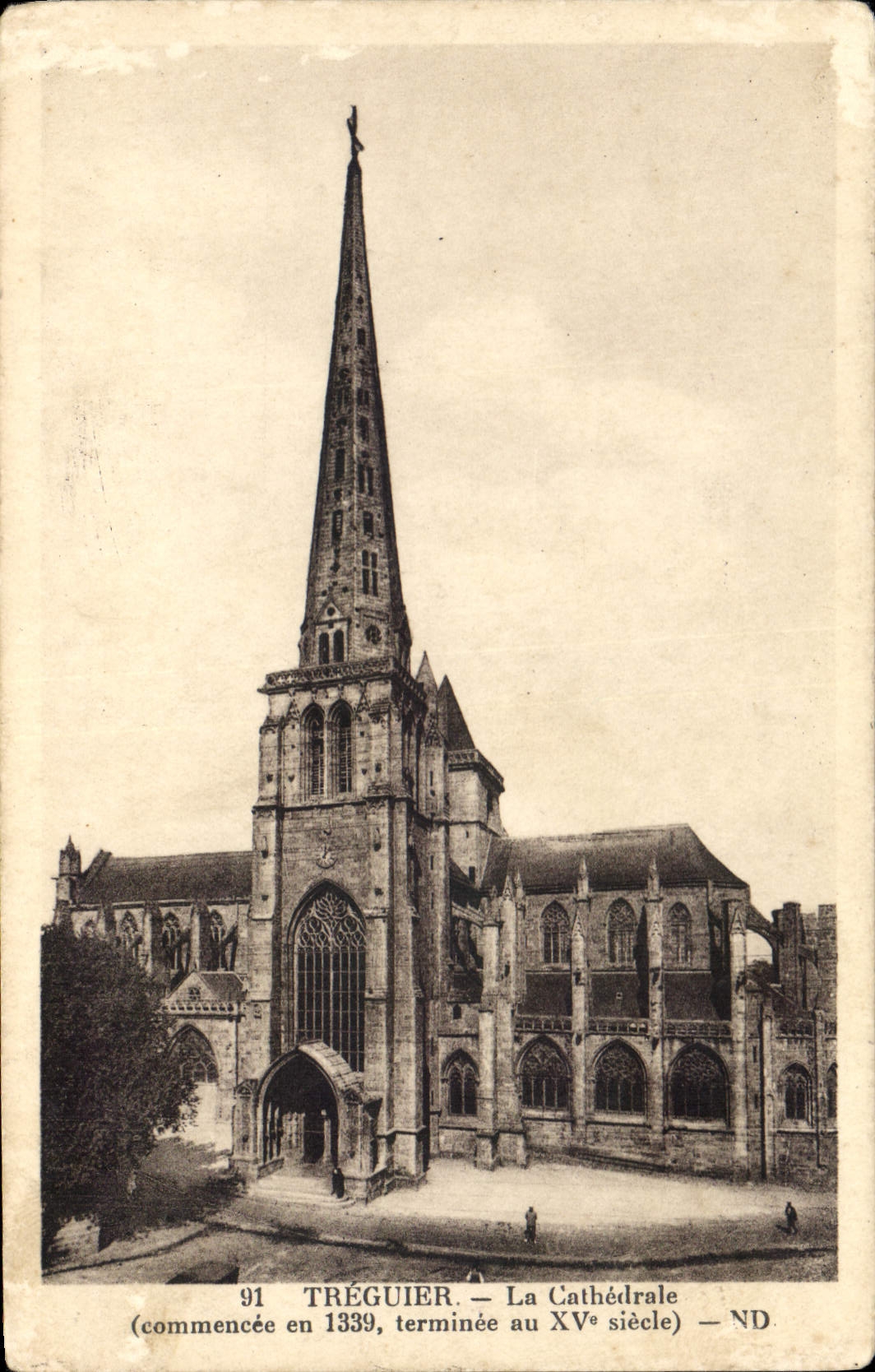 CPA Treguier La Cathedrale (commencee eb 1339 terminee au XVe siecle)
