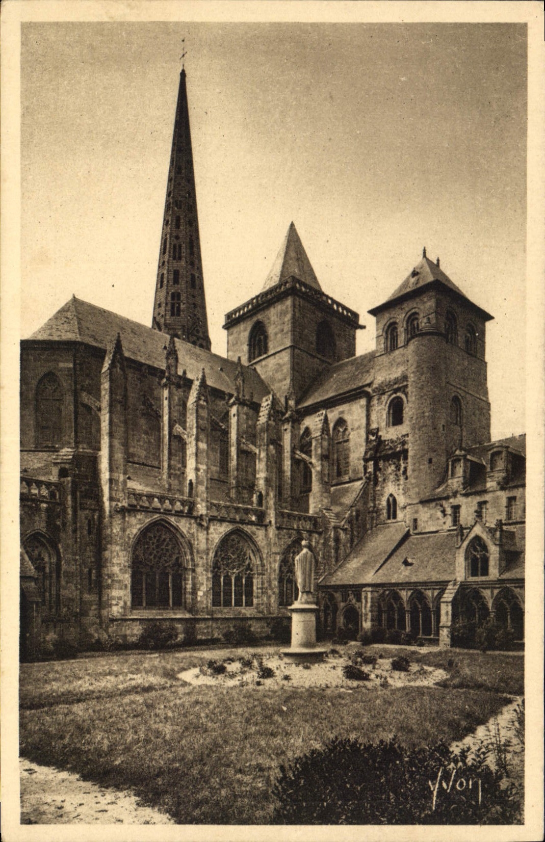 CPA Bretagne Treguier (Cotes du Nord) Abside de la Cathedrale Tour d'Hastings et le Cloitre