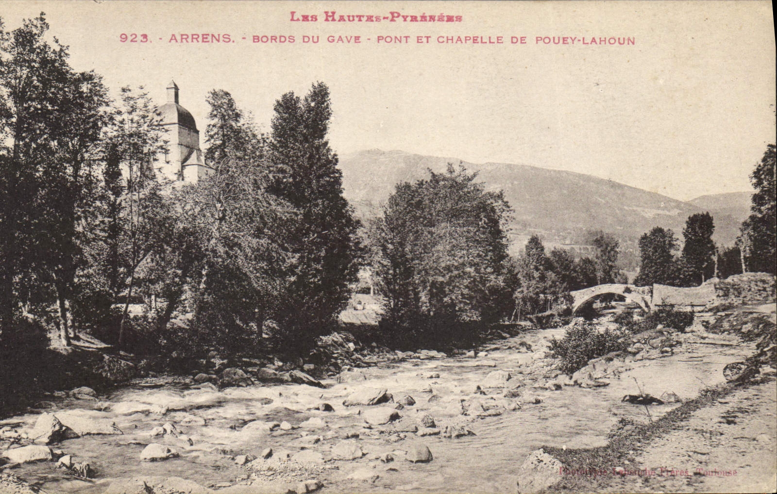 CPA Les Hautes Pyrenees Arrens Bords du Gave Pont et Chapelle de Pouev Lahoun