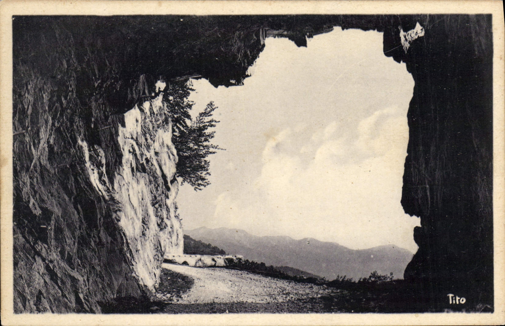 CPA Les Beaux Paysages de France Les Pyrenees La Route thermale des Eaux Bonnes a Argeles Gazost