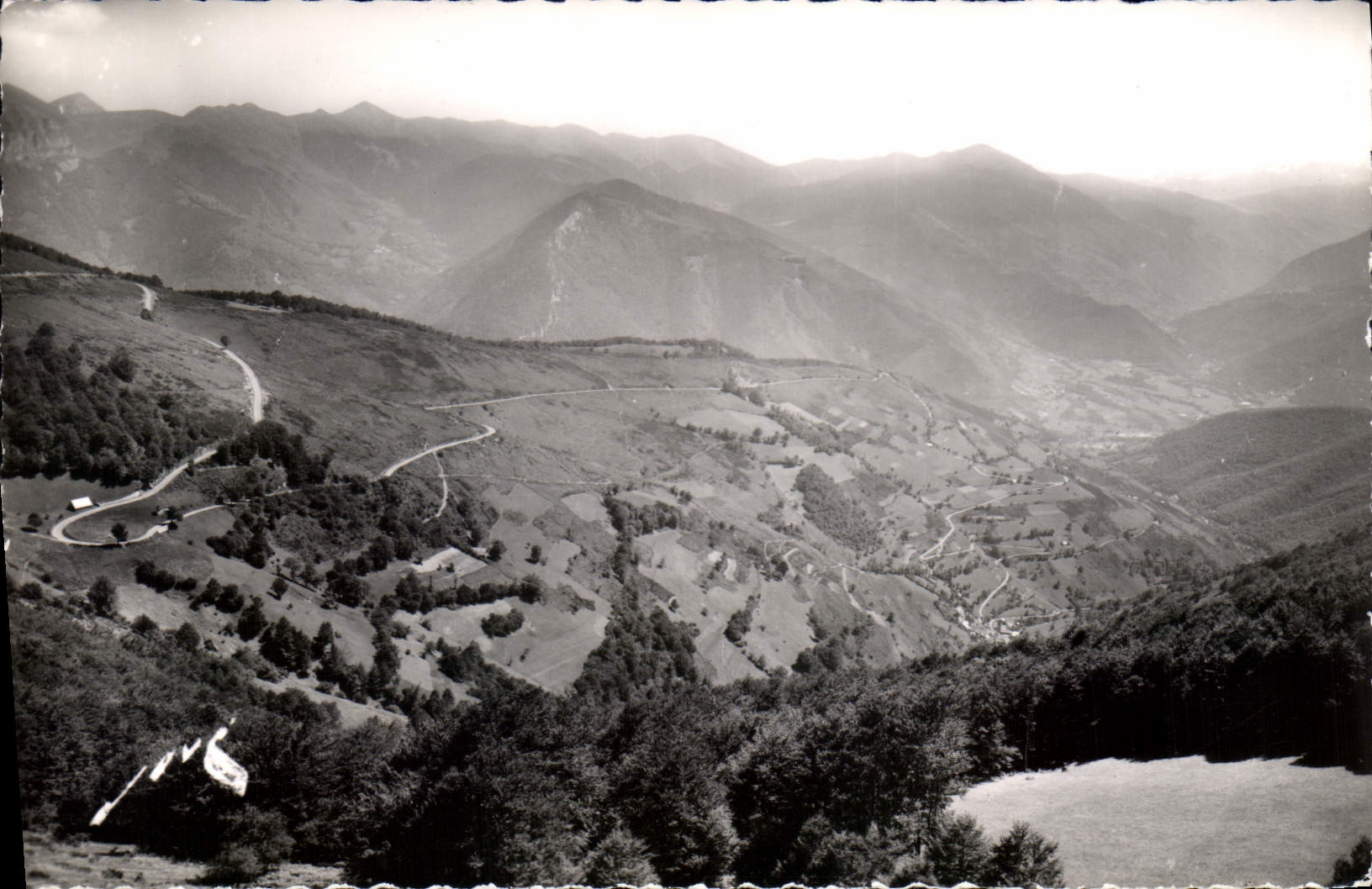CPA Le Col d'Aspin (H P) (1488 m) La ville d'Arreau vue du col
