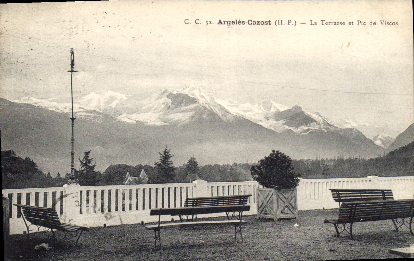 CPA Argeles Gazost (H P) La Terrasse et Pic de Vicos