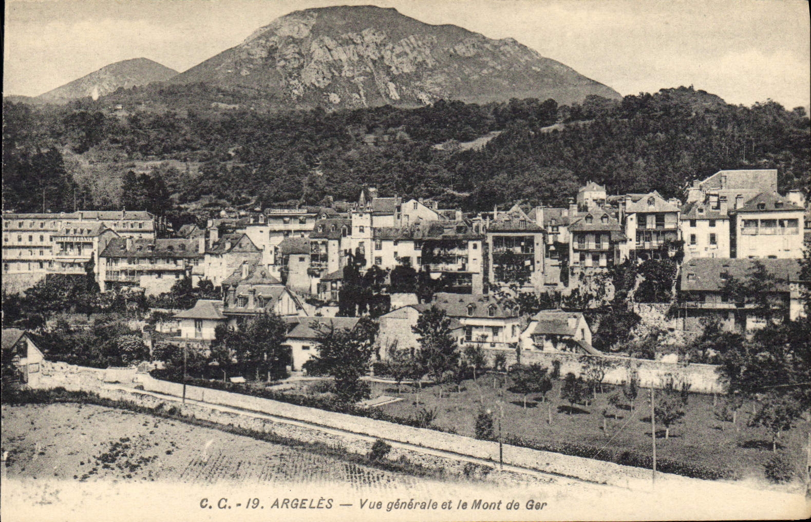 CPA Argeles Vue generale et le Mont de Ger