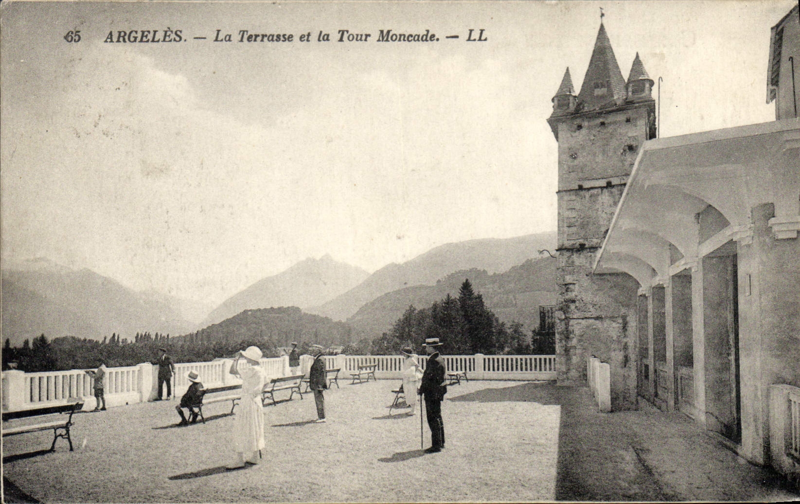 CPA Argeles  La Terrasse et la Tour Moncade