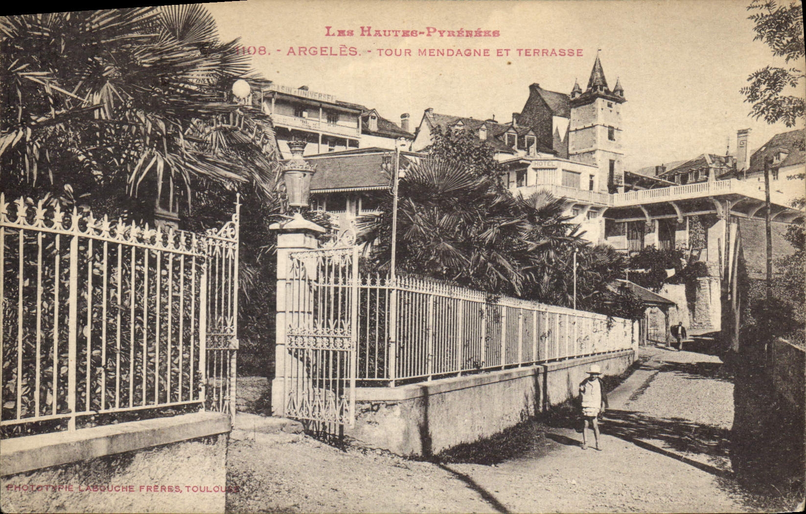 CPA  Les Hautes Pyrenees Argeles Tour Mendagne et Terrasse