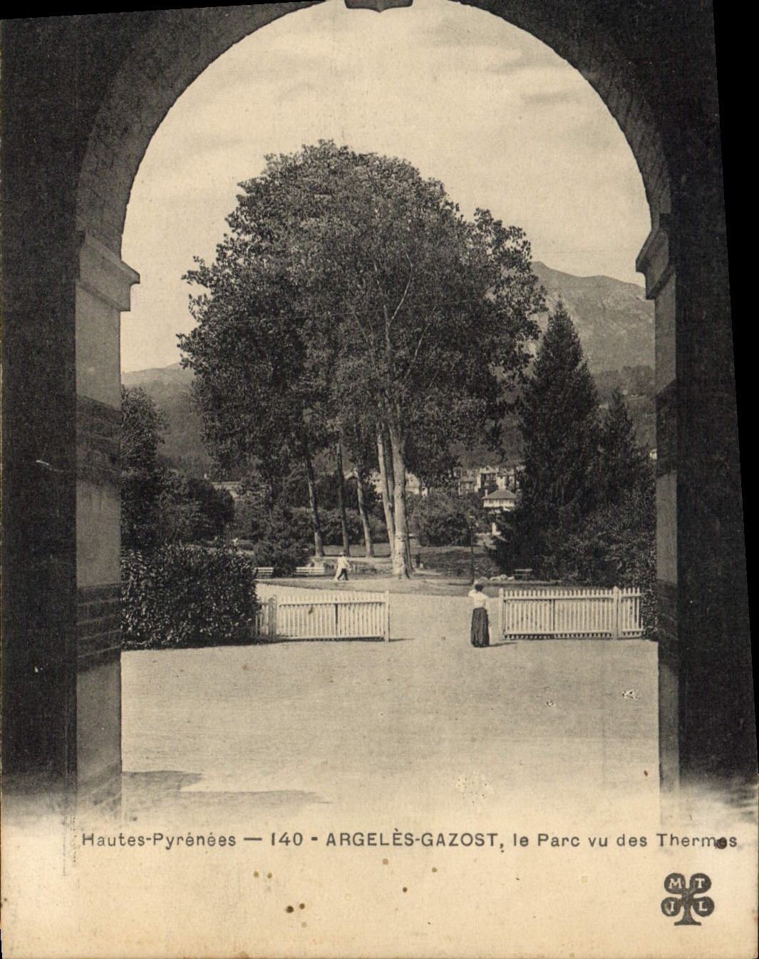 CPA Les Hautes Pyrenees Argeles Gazost Le Parc vu des Thermes