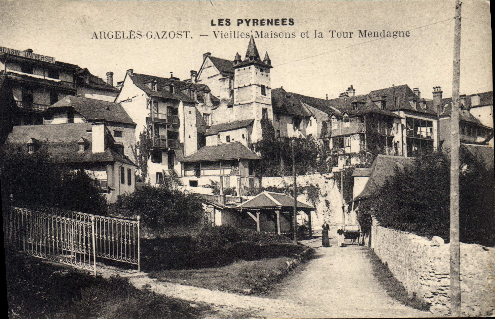 CPA Argeles Gazost Les Pyrenees Vieilles Maisons et la Tour Mendagne
