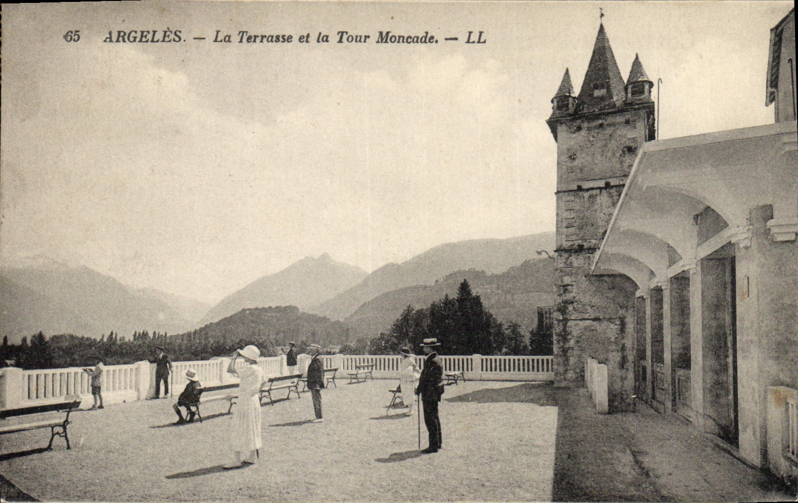 CPA Argeles La Terrasse et la Tour Moncade