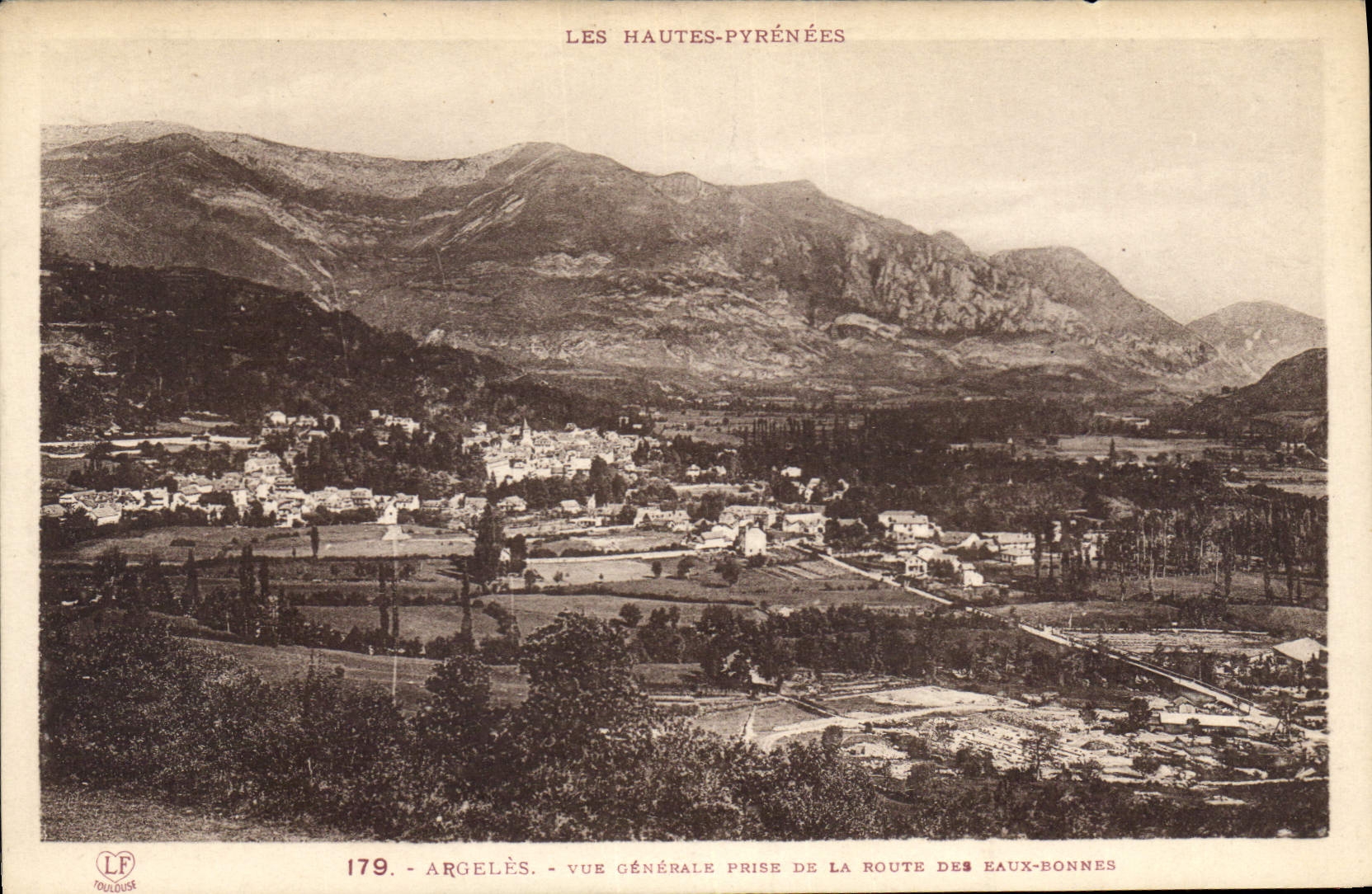 CPA Les Hautes Pyrenees Argeles Vue generale prise de la Route des Eaux Bonnes