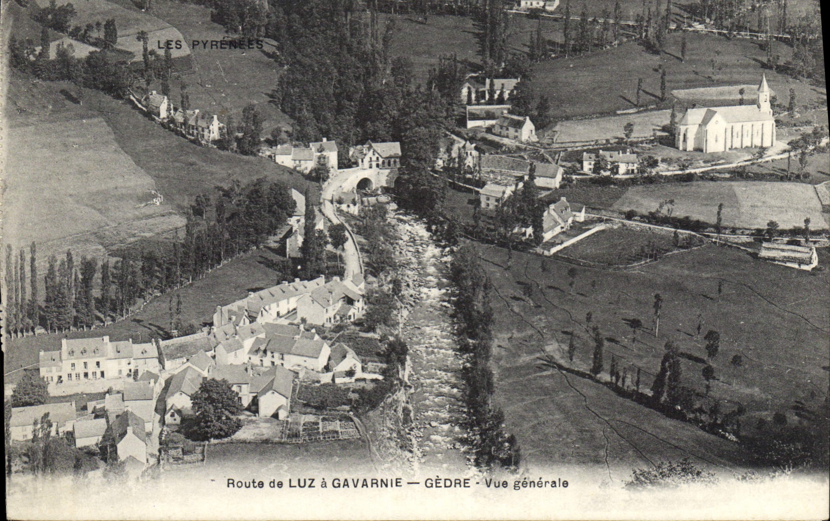 CPA La Douce France Les Pyrenees Le Village de Cedre sur la route de Gavarnie