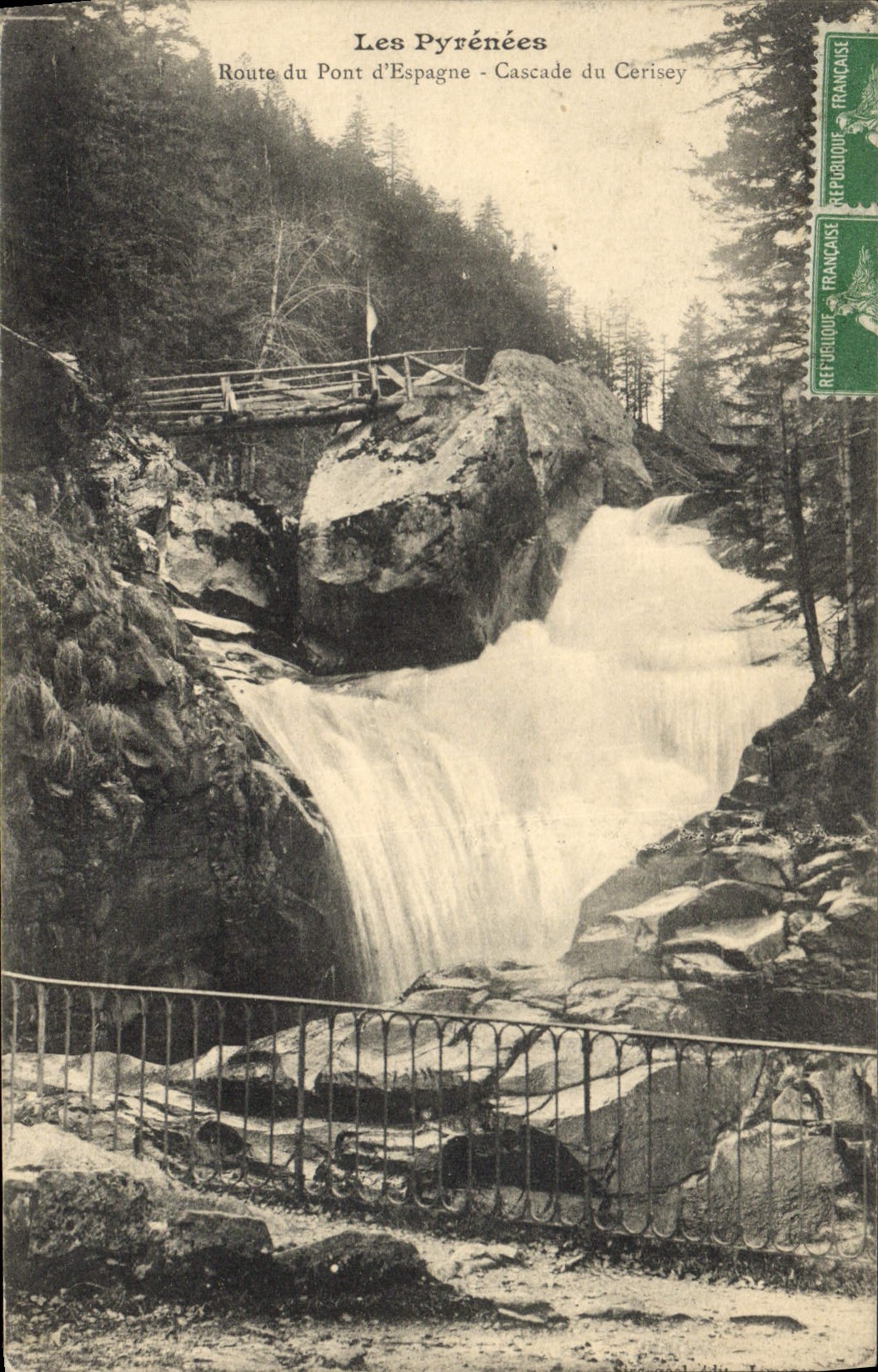 CPA Les Pyrenees Route du Pont d'Espagne Cascade du Cerisey